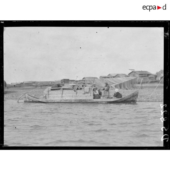 Famille partant à la pêche. [légende d'origine]