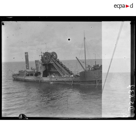 De Mezen (Kammennekan) à Arkhangelsk. Bateau drague sur la Dvina. [légende d'origine]