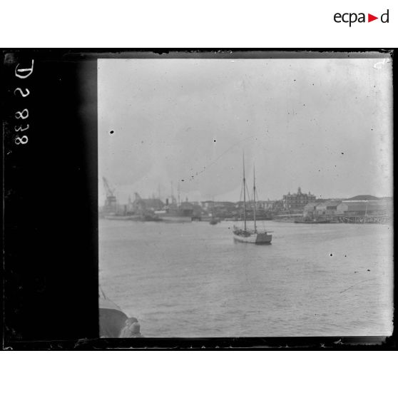 Vue d'Economy à Arkhangelsk.  Quais en bois. [légende d'origine]