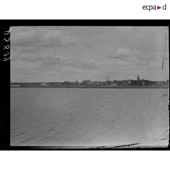 Vue d'Economy à Arkhangelsk.  Quais en bois. [légende d'origine]