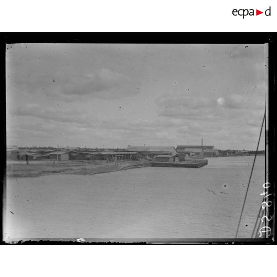 Vue d'Economy à Arkhangelsk.  Quais en bois. [légende d'origine]
