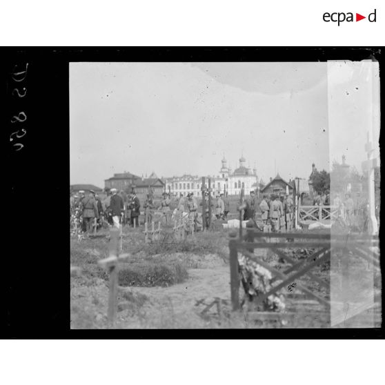 Arkhangelsk. Les représentants des nations alliées devant les tombes françaises. [légende d'origine]