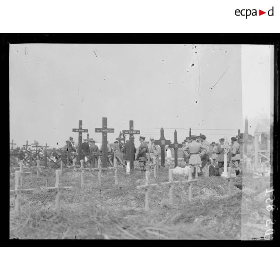 Arkhangelsk. Les représentants des nations alliées devant les tombes françaises. [légende d'origine]