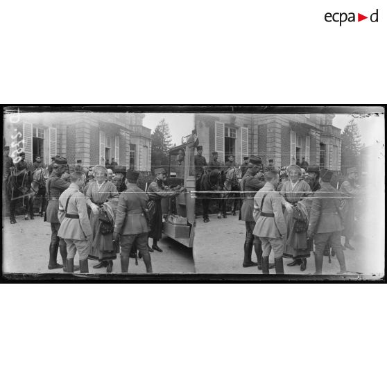 Château de Ricquebourg (Oise). Tournée du théâtre aux armées, groupe d'officiers et d'artistes. [légende d'origine]