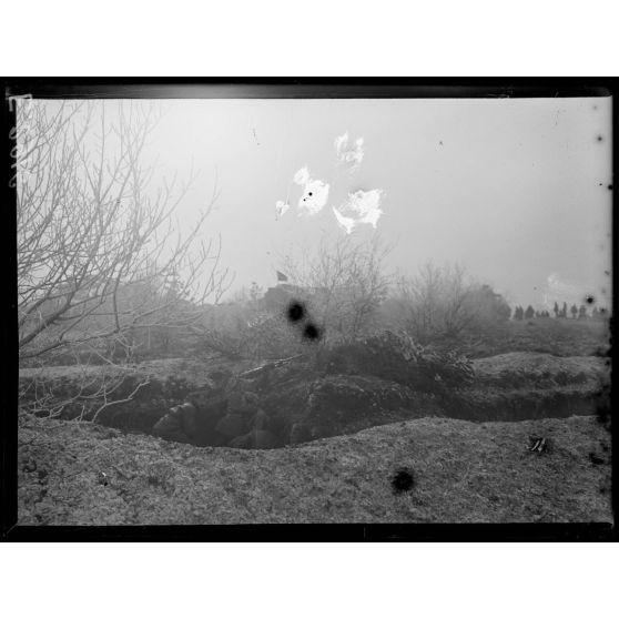 Poivres près Mailly. Aube. Manoeuvre d'infanterie en liaison avec des tanks. [légende d'origine]