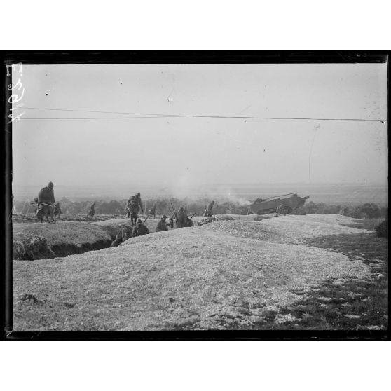 Poivres près Mailly. Aube. Manoeuvre d'infanterie en liaison avec des tanks. [légende d'origine]
