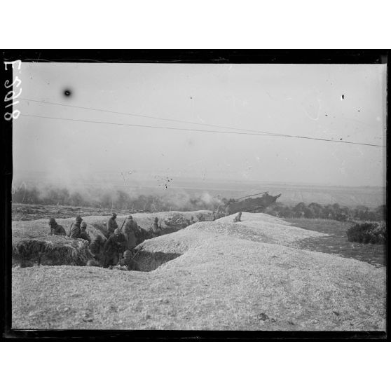 Poivres près Mailly. Aube. Manoeuvre d'infanterie en liaison avec des tanks. [légende d'origine]