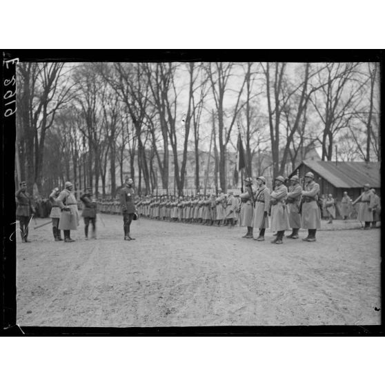 Châlons sur Marne. Porte Sainte Croix. Revue et remise de décorations par le général Gouraud. Le général Gouraud salue un drapeau. [légende d'origine]