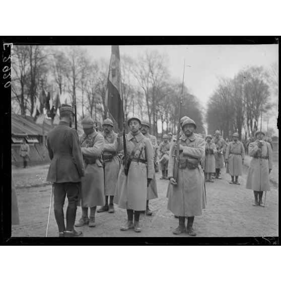 Châlons sur Marne. Porte Sainte Croix. Le général Gouraud devant un drapeau. [légende d'origine]