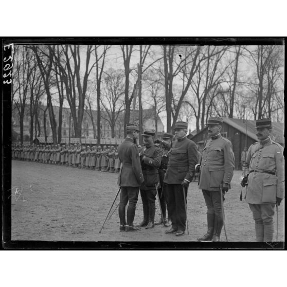 Châlons sur Marne. Porte Sainte Croix. Le général Gouraud remettant des décorations. [légende d'origine]