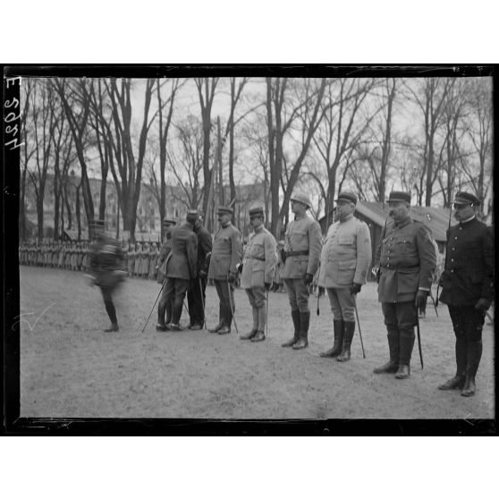 Châlons sur Marne. Porte Sainte Croix. Le général Gouraud donne l'accolade à un officier. [légende d'origine]