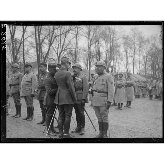 Châlons sur Marne. Porte Sainte Croix. Le général Gouraud décore un officier. [légende d'origine]