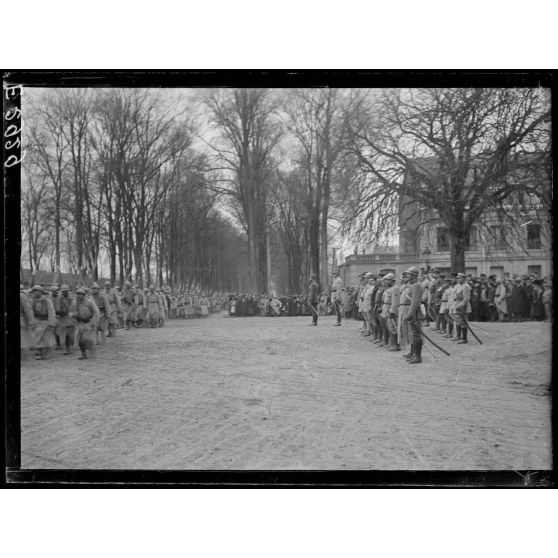 Châlons sur Marne. Porte Sainte Croix. Revue et remise de décorations par le général Gouraud. Le défilé devant le général Gouraud et les officiers décorés. [légende d'origine]
