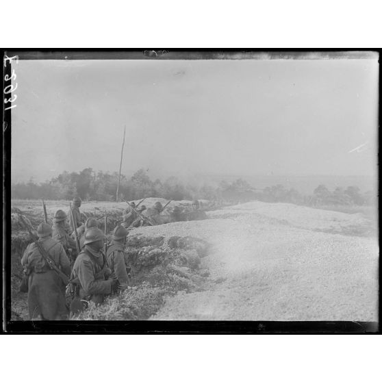 Poivres près Mailly. Aube. Manoeuvre d'infanterie en liaison avec des tanks. [légende d'origine]