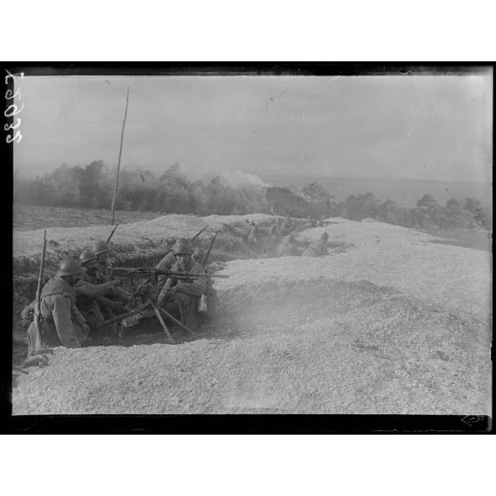 [Poivres près Mailly.Aube.Manoeuvre d'infanterie en liaison avec des tanks.]