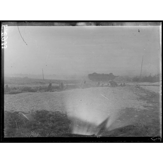 Poivres près Mailly. Aube. Manoeuvre d'infanterie en liaison avec des tanks. Un tank passe les lignes. [légende d'origine]