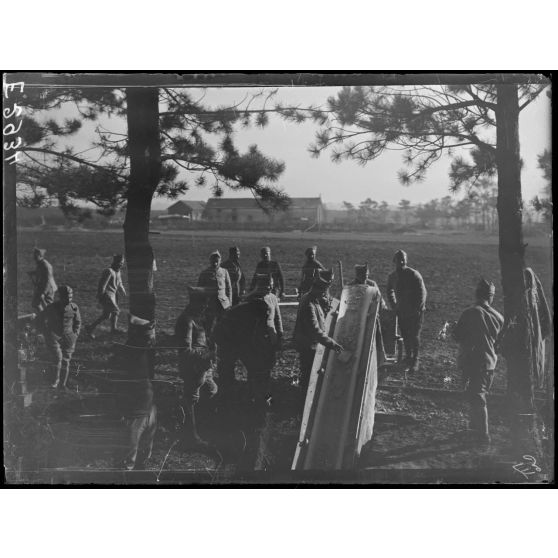 Baconnes. Marne. Ferme du Petit Baconnes. Elévateur de terre pour la construction des sapes. [légende d'origine]