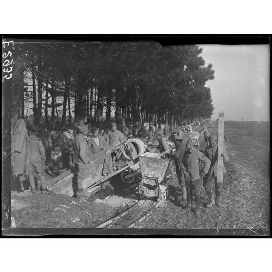 Baconnes. Marne. Ferme du Petit Baconnes. Elévateur de terre pour la construction des sapes. [légende d'origine]