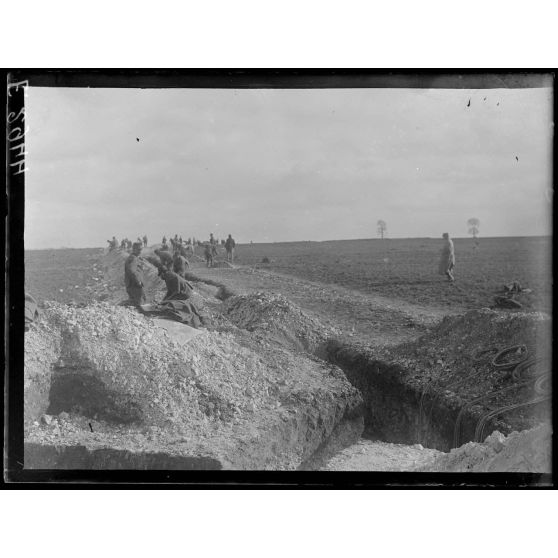 Région de Sainte Menehould. Marne. Soldats du génie italien creusant des tranchées. [légende d'origine]