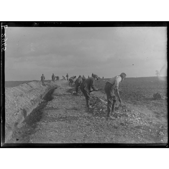 Région de Sainte Menehould. Marne. Soldats du génie italien creusant des tranchées. [légende d'origine]