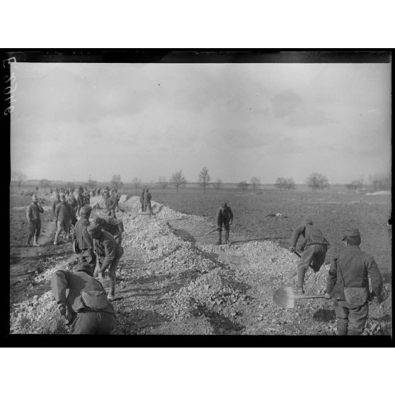 Région de Sainte Menehould. Marne. Soldats italiens travaillant aux ouvrages de défense. [légende d'origine]