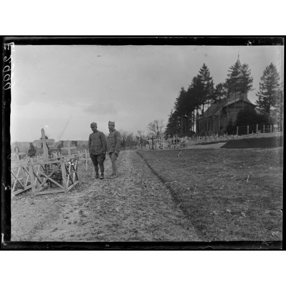Valmy. Marne. L'église et le cimetière militaire. [légende d'origine]