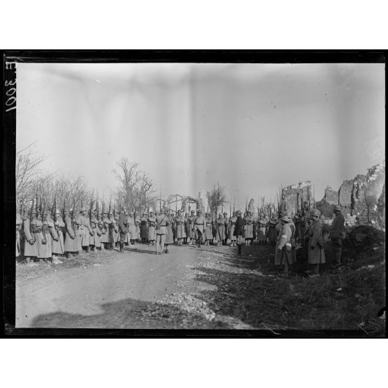 Souain. Marne. Remise de décorations près des 1eres lignes. [légende d'origine]