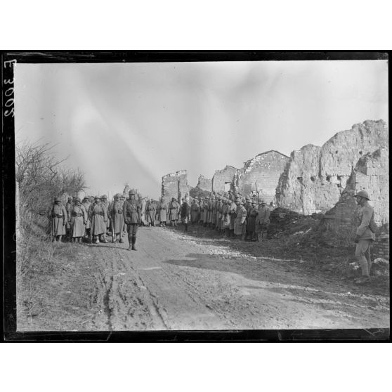 Souain. Marne. Remise de décorations près des 1eres lignes. [légende d'origine]