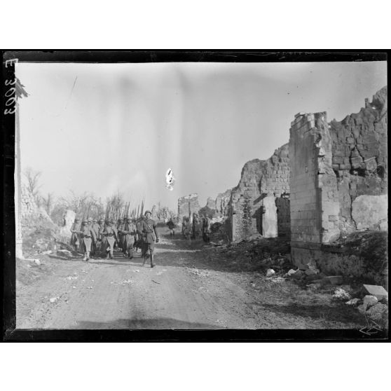 Souain. Marne. Remise de décorations près des 1eres lignes. La compagnie rejoint son poste après la cérémonie. [légende d'origine]