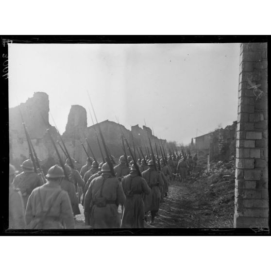 Souain. Marne. Remise de décorations près des 1eres lignes. La compagnie rejoint son poste après la cérémonie. [légende d'origine]