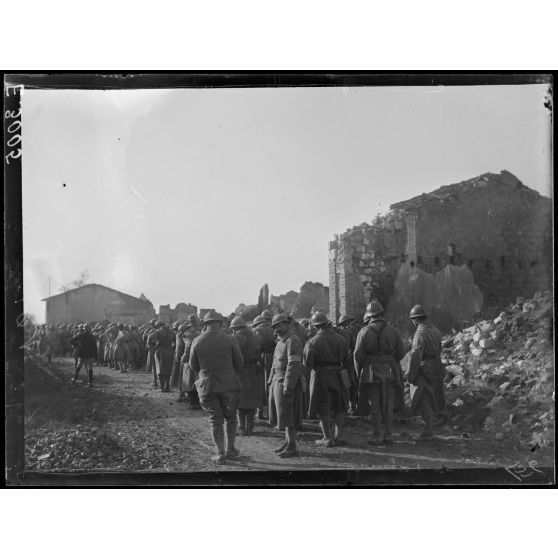 Souain. Marne. Remise de décorations près des 1eres lignes. La compagnie rassemblée. [légende d'origine]