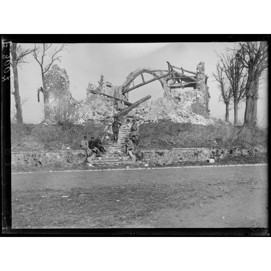 Souain. Marne. Devant l'église. [légende d'origine]