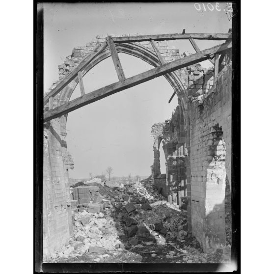 Souain. Marne. L'intérieur de l'église. Au fond : le village. [légende d'origine]