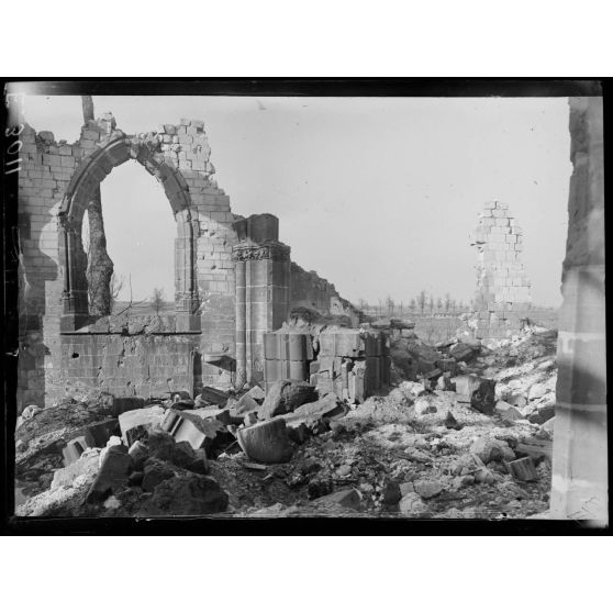 Souain. Marne. L'intérieur de l'église. Au fond : les lignes. [légende d'origine]