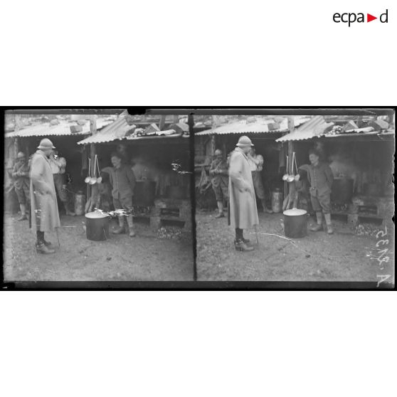 Région des Hartmannswillerkopf. Alsace. Camp Renie. Inspection du général Demetz. Une cuisine. [légende d'origine]