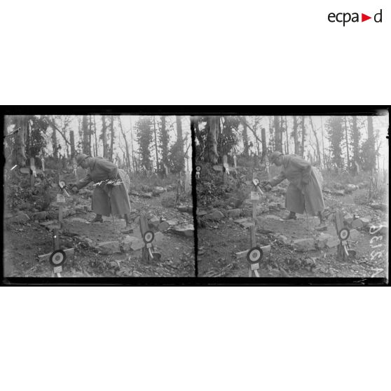 Région des Hartmannswillerkopf. Alsace. Camp Renie. Le général Demetz sur les tombes des soldats tués à Hartmannswillerkopf. [légende d'origine]