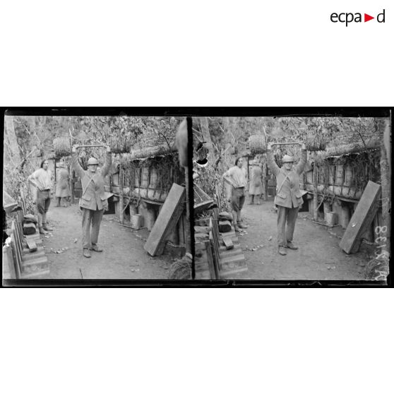 Région des Hartmannswillerkopf. Alsace. Camp des Dames. Inspection du général Demetz. Soldat soulevant des poids. [légende d'origine]