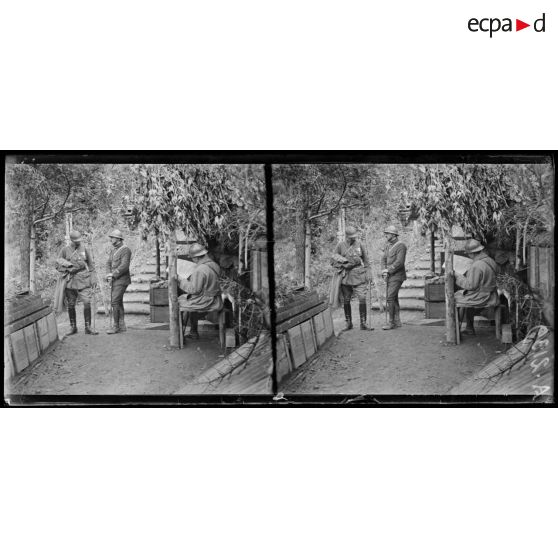 Région des Hartmannswillerkopf. Alsace. Camp des Dames. Le général causant avec un officier. [légende d'origine]