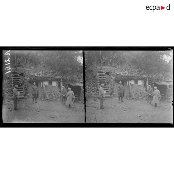 Région des Hartmannswillerkopf. Alsace. Le général Demetz causant avec alpins au poste de la Carrière. [légende d'origine]