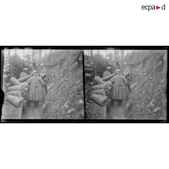 Région des Hartmannswillerkopf. Alsace. La Roche Barrault. Le général Demetz au poste de mitrailleuses. La Pieuvre. [légende d'origine]