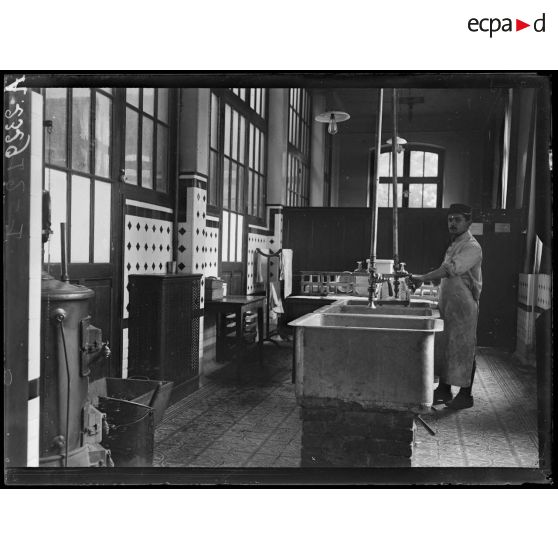 Villiers-sur-Marne (Seine-et-Oise). Hôpital sanitaire n°14 bis. Désinfection de la vaisselle. [légende d'origine]