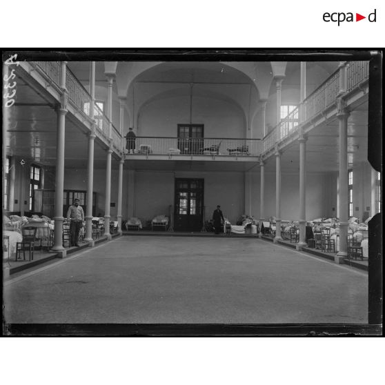 Villiers-sur-Marne (Seine-et-Oise). Hôpital sanitaire n°14 bis. La grande salle. [légende d'origine]
