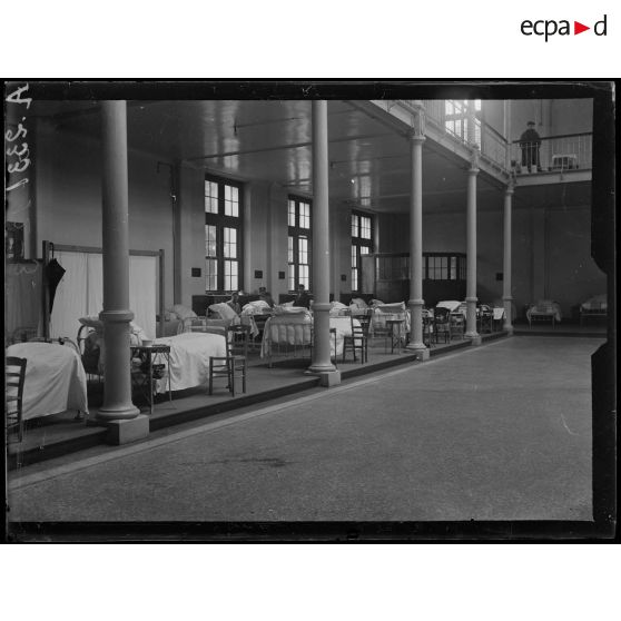 Villiers-sur-Marne (Seine-et-Oise). Hôpital sanitaire n°14 bis. Un côté de la grande salle. [légende d'origine]