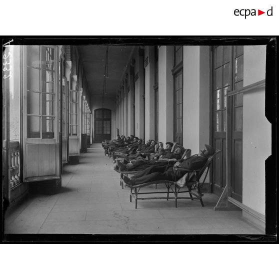 Villiers-sur-Marne (Seine-et-Oise). Hôpital sanitaire n°14 bis. Galerie de cure. [légende d'origine]