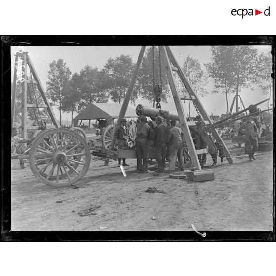 La Neuville (Somme). Parc de réparation et de formation du GAN. Mise sur affût d'un canon de 120 long réparé. [légende d'origine]