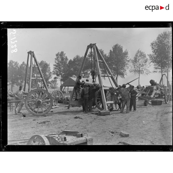 La Neuville (Somme). Parc de réparation et de formation du GAN. Mise sur affût d'un canon de 120 long réparé. [légende d'origine]