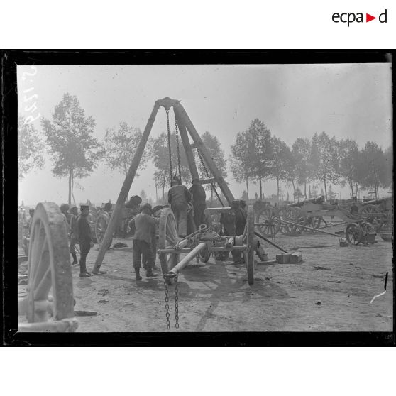 La Neuville (Somme). Parc de réparation et de formation du GAN. Mise sur affût d'un canon de 120 long réparé. [légende d'origine]