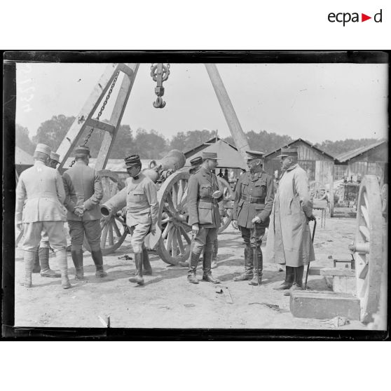 Visite du parc de La Neuville par le général Headlam. [légende d'origine]