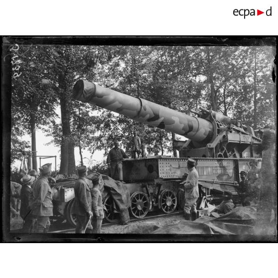 Etelfay (Somme), 1er août 1915. Mise en batterie d'un canon de 400. [légende d'origine]