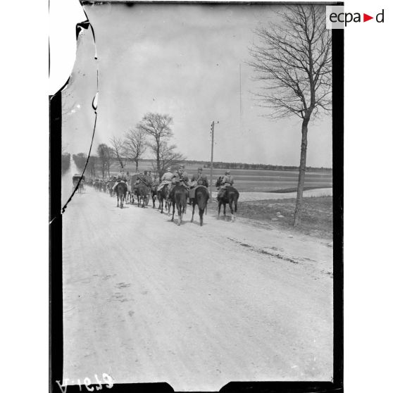 Près de la Veuve. Marne. Escadron de hussards. Retour des lignes. [légende d'origine]